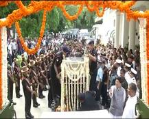 पहली तस्वीर: घर से कर्मस्थली के लिए कूच करती पूर्व प्रधानमंत्री की अंतिम यात्रा