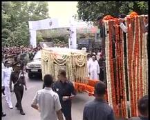 Photos: बीजेपी मुख्यालय पहुंचा पूर्व पीएम अटल बिहारी वाजपेयी का पर्थिव शरीर, पीएम मोदी और अमित शाह हैं मौजूद