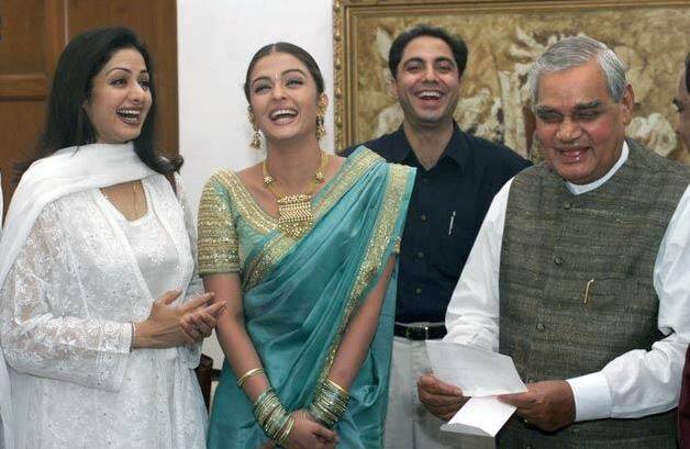 इस तस्वीर में आप अटल जी के साथ अभिनेत्री श्रीदेवी और ऐश्वर्या राय बच्चन को देख सकते हैं. (तस्वीर: सोशल मीडिया)