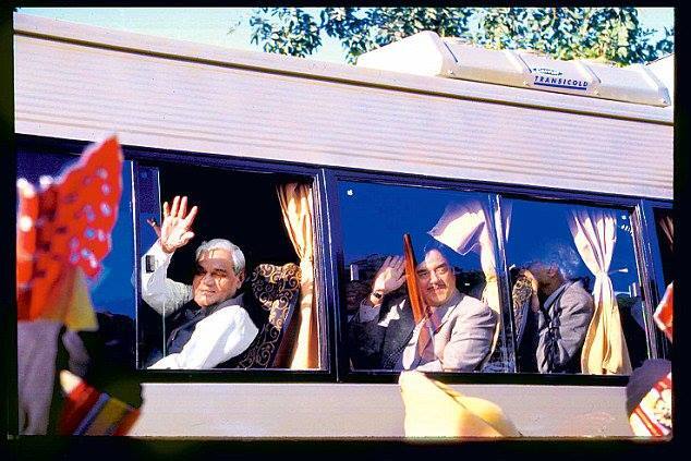 इस तस्वीर में आप अभिनेता से राजनेता बने शत्रुघन सिन्हा के आगे पूर्व प्रधानमंत्री अटल बिहारी वाजपेयी को देख सकते हैं. (तस्वीर: सोशल मीडिया)