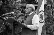 जब दफ्तर पहुंचते ही वाजपेयी ने पूछा- दीवार पर लगी पंडित नेहरू की तस्वीर कहां है?