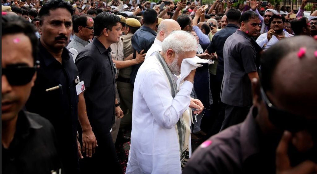 अटल बिहारी वाजपेयी पंचतत्व में विलीन, पीएम-राष्ट्रपति की मौजूदगी में बेटी नमिता ने दी मुखाग्नि