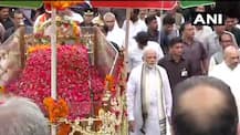 VIDEO: पहले नहीं देखी होगी ऐसी अंतिम यात्रा, सड़क पर पीएम तो नम आंखों संग चल रहा जन सैलाब