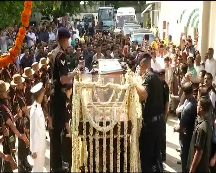 पूर्व प्रधानमंत्री अटल बिहार वाजपेयी के पर्थिव शरीर को उनके निवास स्थान से कर्मस्थली ले जाने के प्रक्रिया शुरू हो चुकी है. अटल जी के अंतिम यात्रा की ये पहली तस्वीर है.