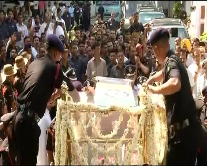 गमगीन माहौल के बीच पूर्व प्रधानमंत्री अटल बिहार वाजपेयी के पार्थिव शरीर को उनके निवास स्थान से बीजेपी मुख्यालय ले जाया जा रहा है. देश के महान राजनेता, कवि और पूर्व पीएम अटल बिहार वाजपेयी ने गुरुवार शाम पांच बजकर पांच मिनट पर आखिरी सांस ली.