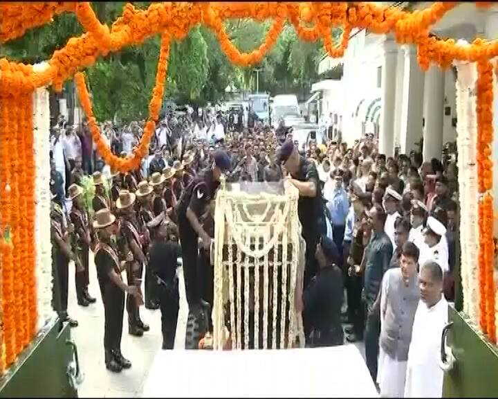 सेना के गन कैरेज (विशेष लोगों के पार्थिव शरीर ले जाने वाला वाहन) तैयार किया गया है. इस विशेष वाहन को फूलों से पूरी तरह सजाया गया है. बता दें कि बीजेपी मुख्यालय में सुबह 9 बजे से दोपहर 1 बजे तक लोग अटल जी के अंतिम दर्शन कर सकेंगे.