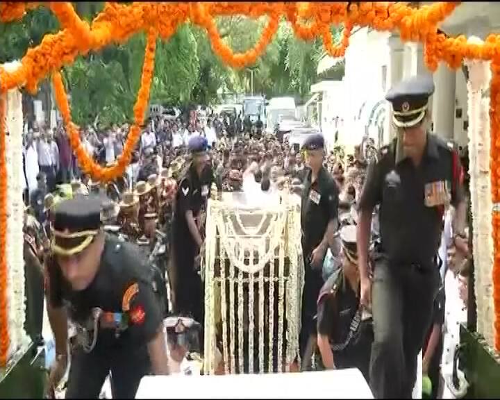 दलगत राजनीति से उपर उठकर देशसेवा की भावना से काम करने वाले राजनेता और पूर्व प्रधानमंत्री अटल बिहार वाजपेयी की अंतिम यात्रा राजघाट के पास राष्ट्रीय स्मृति तक जाएगी. वहीं शाम 4 बजे अटल जी का अंतिम संस्कार किया जाएगा.