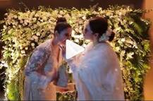 Inside Videos: मनीषा कोइराला के बर्थडे पर रेखा ने खुद पहनाया अनमोल तोहफा, उतारी नज़र