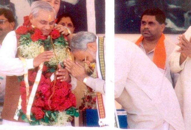 पीएम मोदी ने अटल बिहारी वाजपेयी के बारे में आगे लिखा है कि आज भारत जिस टेक्नोलॉजी के शिखर पर खड़ा है उसकी आधारशिला अटल जी ने ही रखी थी. वे   अपने समय से बहुत दूर तक देख सकते थे - स्वप्न दृष्टा थे लेकिन कर्म वीर भी थे.कवि हृदय, भावुक मन के थे तो पराक्रमी सैनिक मन वाले भी थे. उन्होंने   विदेश की यात्राएं कीं. जहाँ-जहाँ भी गए, स्थाई मित्र बनाये और भारत के हितों की स्थाई आधारशिला रखते गए. वे भारत की विजय और विकास के स्वर थे. फोटोः   ट्विटर 