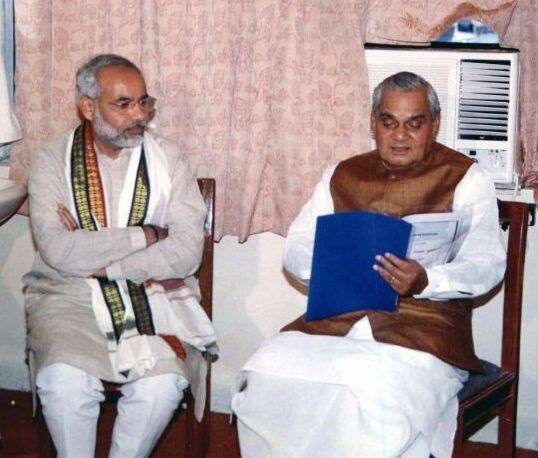  पीएम मोदी लिखते हैं कि कभी सोचा नहीं था, कि अटल जी के बारे में ऐसा लिखने के लिए कलम उठानी पड़ेगी. देश और दुनिया अटल जी को एक स्टेट्समैन,   धारा प्रवाह वक्ता, संवेदनशील कवि, विचारवान लेखक, धारदार पत्रकार और विजनरी जननेता के तौर पर जानती है. लेकिन मेरे लिए उनका स्थान इससे भी ऊपर का   था. फोटोः ट्विटर 