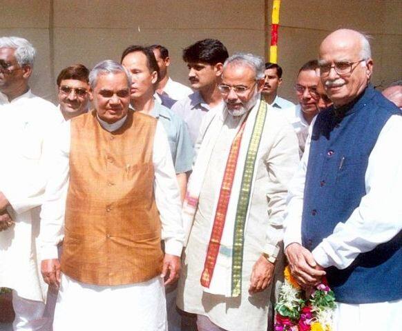 मोदी जी अपने ब्लॉग में वाजपेयी जी को याद करते हुए लिखते हैं कि अटल जी अब नहीं रहे. मन नहीं मानता. अटल जी, मेरी आंखों के सामने हैं, स्थिर हैं. जो   हाथ मेरी पीठ पर धौल जमाते थे, जो स्नेह से, मुस्कराते हुए मुझे अंकवार में भर लेते थे, वे स्थिर हैं. अटल जी की ये स्थिरता मुझे झकझोर रही है, अस्थिर कर   रही है. एक जलन सी है आंखों में, कुछ कहना है, बहुत कुछ कहना है लेकिन कह नहीं पा रहा. मैं खुद को बार-बार यकीन दिला रहा हूं कि अटल जी अब नहीं हैं,   लेकिन ये विचार आते ही खुद को इस विचार से दूर कर रहा हूं. क्या अटल जी वाकई नहीं हैं? नहीं. मैं उनकी आवाज अपने भीतर गूंजते हुए महसूस कर रहा हूं,   कैसे कह दूं, कैसे मान लूं, वे अब नहीं हैं. फोटोः ट्विटर 