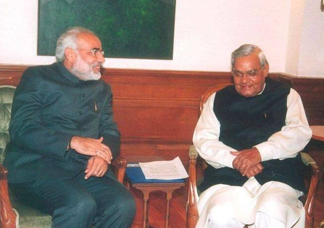 अटल जी की अपने जीवन में महत्ता बताते हुए मोदी जी लिखते हैं कि मेरे जीवन, मेरी सोच, मेरे आदर्शों-मूल्यों पर जो छाप उन्होंने छोड़ी, जो विश्वास उन्होंने   मुझ पर किया, उसने मुझे गढ़ा है, हर स्थिति में अटल रहना सिखाया है.  फोटोः ट्विटर 