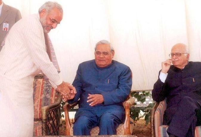 देश के प्रधानमंत्री नरेंद्र मोदी ने अटल जी से पहली मुलाकात का संस्मरण लिखते हुए कहा कि जब उनसे पहली बार मिला था, उसकी स्मृति ऐसी है जैसे कल की   ही बात हो. इतने बड़े नेता, इतने बड़े विद्वान. लगता था जैसे शीशे के उस पार की दुनिया से निकलकर कोई सामने आ गया है. जिसका इतना नाम सुना था,   जिसको इतना पढ़ा था, जिससे बिना मिले, इतना कुछ सीखा था, वो मेरे सामने था. जब पहली बार उनके मुंह से मेरा नाम निकला तो लगा, पाने के लिए बस   इतना ही बहुत है. बहुत दिनों तक मेरा नाम लेती हुई उनकी वह आवाज मेरे कानों से टकराती रही. मैं कैसे मान लूं कि वह आवाज अब चली गई है. फोटोः ट्विटर 