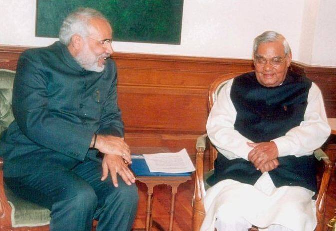 मोदी आगे अटल जी के बारे में लिखते हैं कि स्वतंत्रता के बाद लोकतंत्र की रक्षा और 21वीं सदी के सशक्त, सुरक्षित भारत के लिए अटल जी ने जो किया, वह   अभूतपूर्व है. फोटोः ट्विटर 