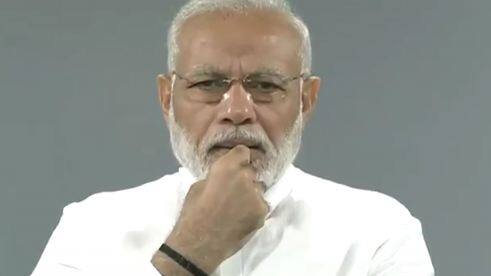 पूर्व प्रधानमंत्री अटल बिहार वाजपेयी सबको नम आंखों से अलविदा कह गए हैं. देश के प्रधानमंत्री नरेंद्र मोदी से लेकर सभी लोग उनके जाने से दुखी हैं. प्रधानमंत्री   नरेंद्र मोदी ने खुद इस बात को कहा है कि वे अटल जी को पिता समान मानते थे. पीएम मोदी ने अटल जी को अपने ब्लॉग के जरिए नम आंखों से याद किया है.   इस मौके पर मोदी जी ने अटल बिहारी वाजपेयी जी के साथ अपनी मुलाकात की कुछ तस्वीरें भी ट्विटर पर शेयर की हैं. फोटोः ट्विटर 