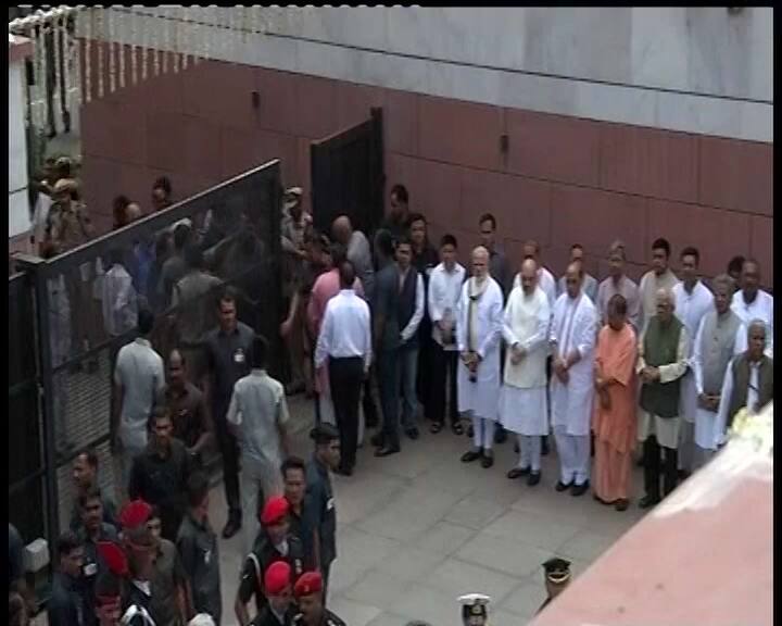 यूपी के सीएम योगी आदित्यनाथ के साथ कई केंद्रीय मंत्री भी बीजेपी मु्ख्यालय में देश के पूर्व पीएम और बीजेपी के उदार नेता अटल बिहारी वाजपेयी के पार्थव शारीर के इंतजार कर रहे थे.