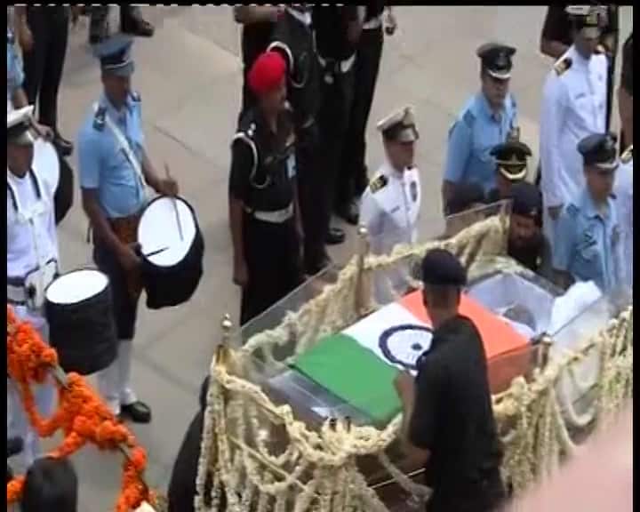 बता दें कि पूर्व पीएम वाजपेयी के निवास 6 ए कृष्ण मार्ग से पार्थिव शरीर अकबर रोड, इंडिया गेट, तिलक मार्ग, आईटीओ होते हुए दीन दयाल मार्ग पर स्थिल बीजेपी मुख्यालय पहुंचा है.