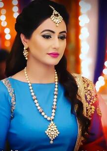 हिना खान वेस्टर्न और ट्रेडिशनल दोनों ही स्टाइल में हैं हिट, देखें तस्वीरें