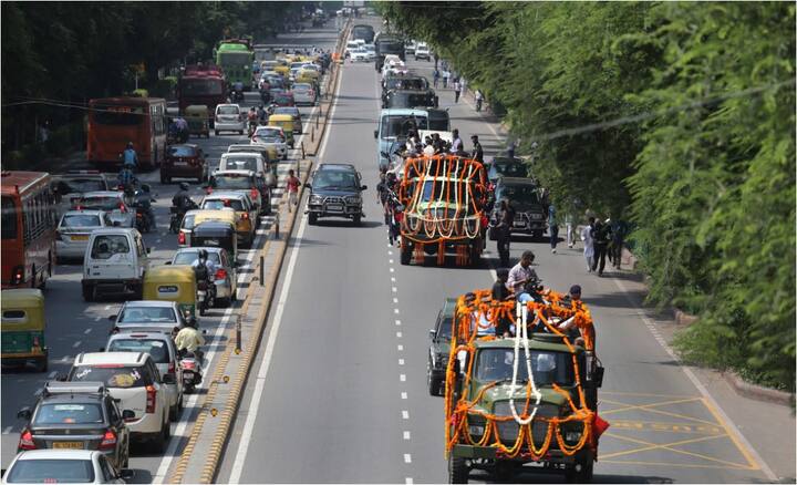बता दें कि उनकी ये अंतिम यात्रा दीन दयाल मार्ग से डीडीयू मार्ग, बहादुरशाह ज़फर मार्ग, नेताजी सुभाष मार्ग, निषादराज मार्ग, रिंग रोड और फिर राजघाट के सामने से होते हुए स्मृति स्थल पहुंचेगी. फोटो - एपी