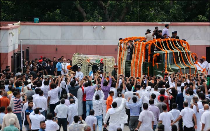 सुबह करीब 10:30 बजे अटल बिहार वाजपेयी का पार्थिव शरीर उनके सरकारी आवास 6A कृष्णा मेनन मार्ग से कर्मस्थली बीजेपी मुख्यालय पहुंचा था. फोटो - एपी