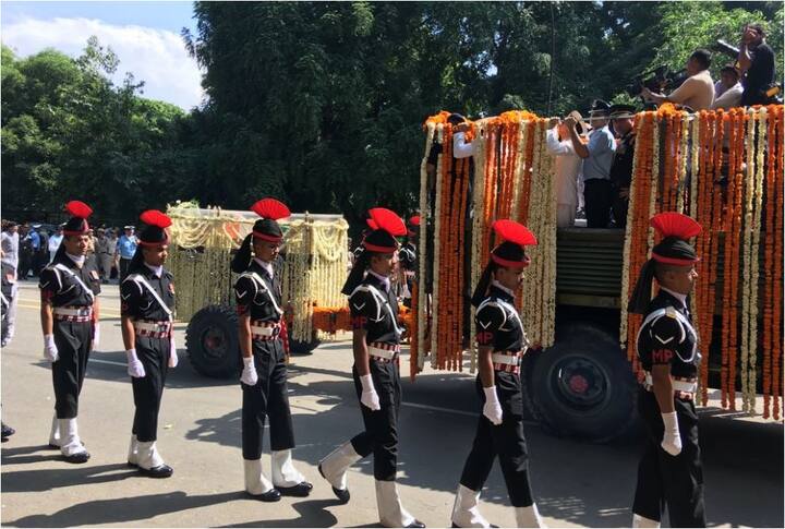 नेवी, थल सेना और वायु सेना के जवानों की मौजूदगी में प्रधानमंत्री अटल बिहारी वाजपेयी की अंतिम यात्रा धीरे-धीरे कूच कर रही है. फोटो - एपी