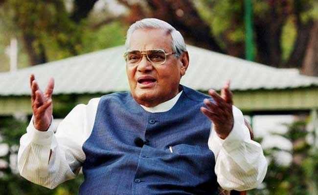 16 अगस्त की शाम सबको नम आंखों से शाम 5 बजे देश के पूर्व प्रधानमंत्री अटल बिहारी वाजपेयी दुनिया को अलविदा कह गए. अपने जीवन के 93 साल पूरे कर   चुके अटल जी ने एम्स हॉस्पिटल में अंतिम सांस ली. लेकिन क्या आप जानते हैं अटल बिहारी वाजपेयी जी के अलावा भी कई बड़ी हस्तियां दुनिया को पिछले 10   दिन में अलविदा कह गईं. जानिए, कौन हैं वे लोग. फोटोः एजेंसी
