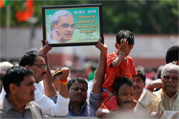 उदारवादी नेता और पूर्व पीएम अटल बिहारी वाजपेयी का लंबी बीमारी के बाद गुरुवार को दिल्ली के एम्स में निधन हो गया था. वह 93 साल के थे. पूर्व प्रधानमंत्री को नम आंखों से आज विदाई दी जा रही है.फोटो - एपी