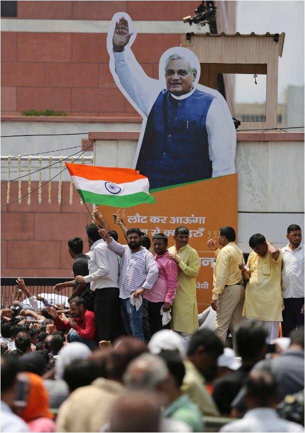 अपने चहेते नेता को बीजेपी मुख्यालय में 'अटल अमर हैं' जैसे बैनर पोस्टर के साथ लोग नजर आए. फोटो - एपी 