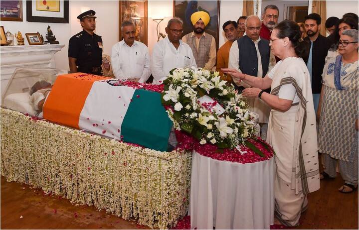 पूर्व प्रधानमंत्री अटल बिहार वाजपेयी को श्रद्धांजलि देने वालों में विपक्ष के नेता भी शामिल है. यूपीए की चेयरपर्सन सोनिया गांधी और कांग्रेस अध्यक्ष राहुल गांधी भी पूर्व पीएम को श्रद्धांजलि देने के लिए गुरुवार शाम को उनके घर पहुंचे थे. फोटो - एपी