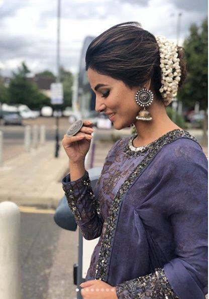 इंस्टाग्राम पर हिना ने ये तस्वीरें शेयर की हैं, ब्लू रंग के इस डिजाइनर सूट के साथ हिना ने मैचिंग इयररिंग पहने हैं, साथ ही बालों में गजरा लगाए हिना गजब ढा रही हैं.(फोटो- इंस्टाग्राम)