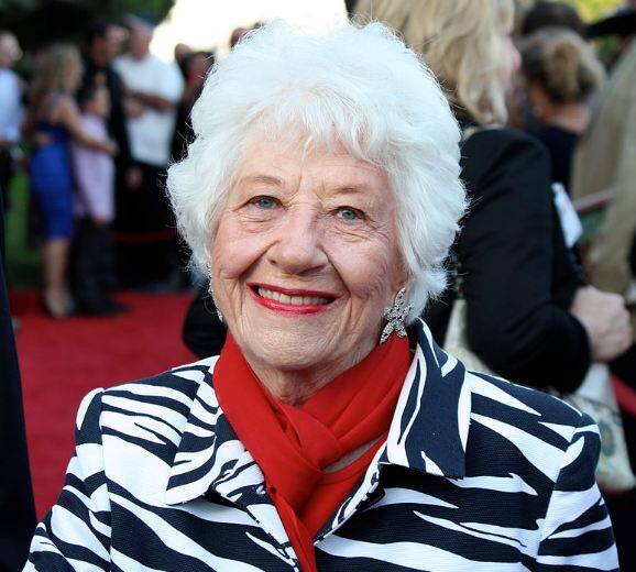 हॉलीवुड अमेरिकन एक्ट्रेस शार्लोट रे का 92 साल की उम्र में निधन हो गया. वे एक अभिनेत्री, कॉमेडियन, सिंगर थीं जिन्होंने 6 दशकों तक काम किया. रे को सिटकॉम में एडना गेटेट के कैरेक्टर को निभाने के लिए जाना जाता था.