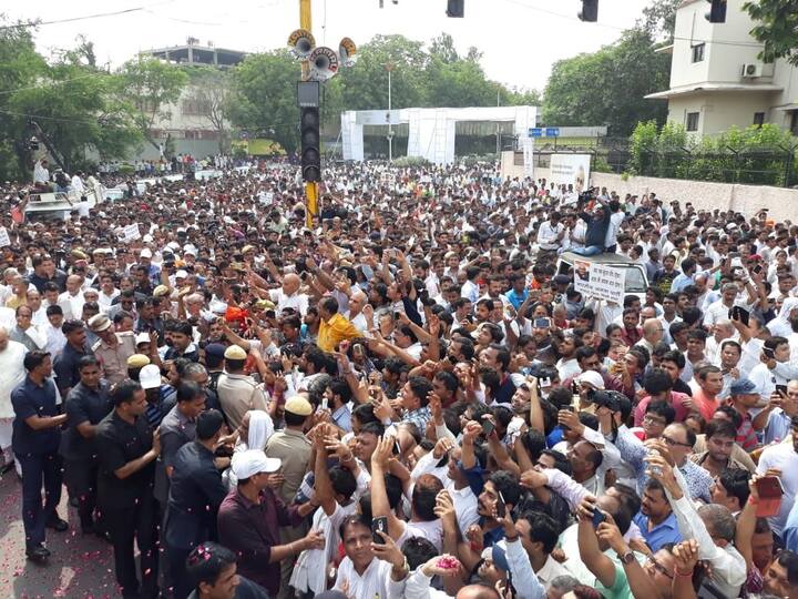 उमसभरी गर्मी के बीच हजारों की संख्या में लोग सात किलोमीटर मीटर लम्बे मार्ग पर वाहन के साथ चल रहे थे. जिस मार्ग से वाजपेयी की अंतिम यात्रा गुजर रही थी, उस पर भारी सुरक्षाबल तैनात किये गये थे.