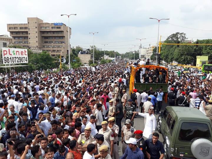 पूर्व प्रधानमंत्री अटल बिहारी वाजपेयी की अंतिम यात्रा आज बीजेपी मुख्यालय से शुरू हुई. उनकी अंतिम यात्रा में आज सड़कों पर जनसैलाब उमड़ पड़ा.