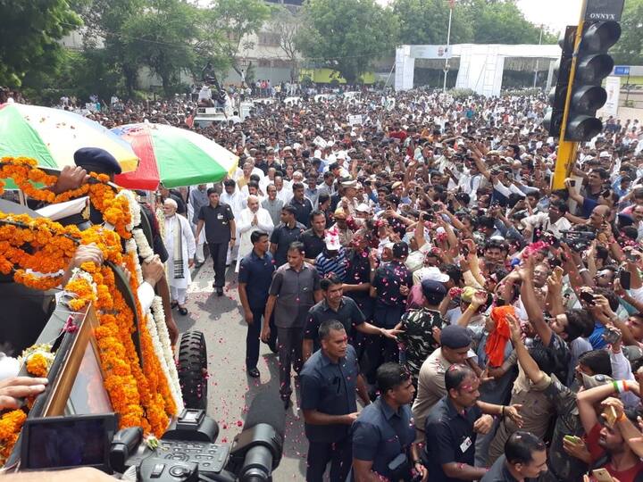 वाजपेयी के पार्थिव शरीर को कल रात एम्स से कृष्ण मेनन मार्ग स्थित उनके आधिकारिक आवास ले जाया गया था. कांग्रेस अध्यक्ष राहुल गांधी, आंध्र प्रदेश के मुख्यमंत्री एन चन्द्रबाबू नायडू,राष्ट्रीय सुरक्षा सलाहकार अजीत डोभाल, सेना प्रमुख बिपिन रावत, नौसेना प्रमुख सुनील लांबा और आरएसएस प्रमुख मोहन भागवत ने पूर्व प्रधानमंत्री को उनके सरकारी आवास पर श्रद्धांजलि दी.