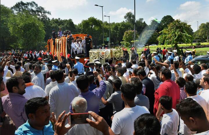 अंतिम यात्रा के दौरान लोग ‘‘अटल बिहारी अमर रहे’’ जैसे नारे लगा रहे थे.