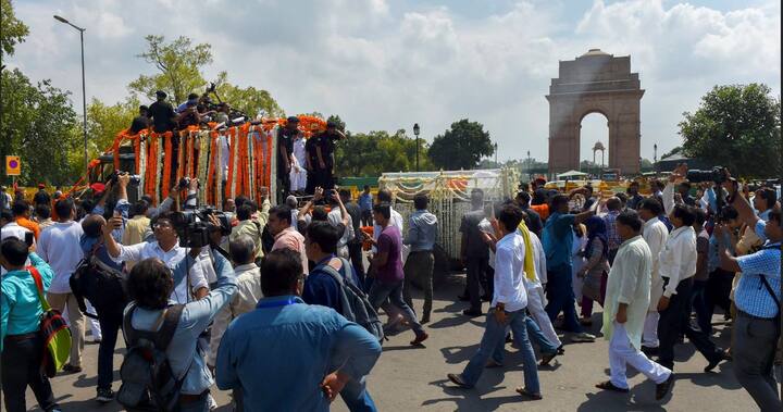 अधिकारियों ने बताया कि पुलिस ने अंतिम यात्रा के दौरान सुरक्षा के व्यापक प्रबंध किये थे.