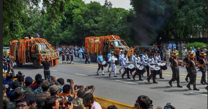 दीन दयाल उपाध्याय मार्ग स्थित भाजपा मुख्यालय से पार्थिव शरीर को अपराह्न दो बजे अंतिम संस्कार के लिए ले जाया गया.