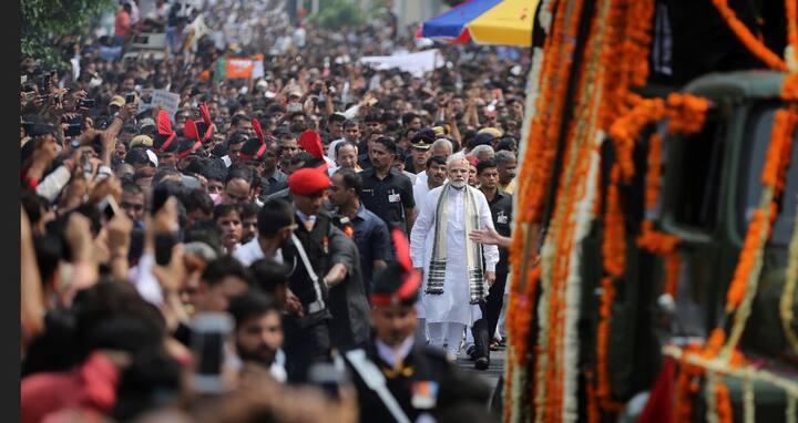 भाजपा अध्यक्ष अमित शाह, कई केन्द्रीय मंत्री और विजय रूपाणी, शिवराज चौहान, योगी आदित्यनाथ और देवेन्द्र फडणवीस समेत कई राज्यों के मुख्यमंत्री भी पार्थिव शरीर को अंतिम संस्कार के लिए राष्ट्रीय स्मृति स्थल ले जा रहे वाहन के पीछे चल रहे थे.