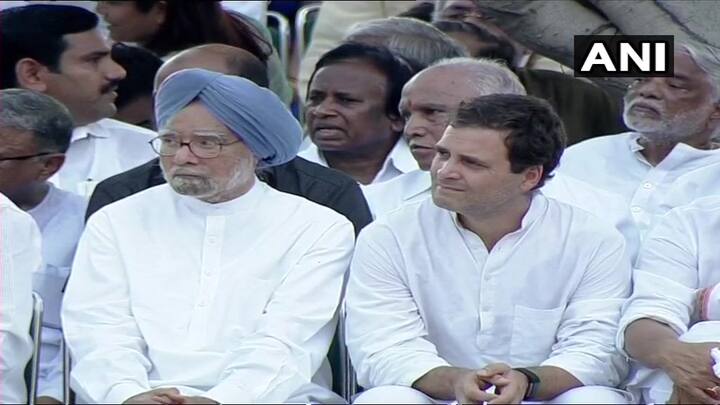 यहां पर पूर्व प्रधानमंत्री मोदी और राहुल गांधी मौजूद रहे.