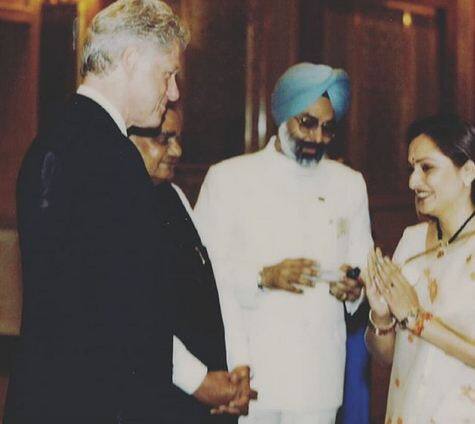वर्ष 2005 में जब अमेरिका के पूर्व राष्ट्रपति बिल क्लिंटन सुनामी पीड़ितों के लिए भारत आए थे और अटल जी से दिल्ली में मुलाकात की थी, तब मेरी मुलाकात   बिल क्लिंटन से अटल जी ने ही करवाई थी. फोटोः इंस्टाग्राम