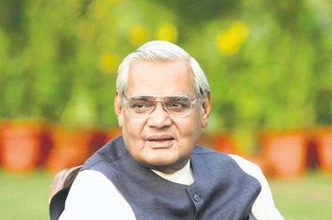 दलेर मेंहदी लिखते हैं कि महानतम राजनेता, एक कवि और भारत के महान पुत्र को मेरी श्रद्धांजलि. उनकी विचारधारा हम सभी को प्रेरित करेगी. शत शत नमन और श्री अटल बिहारी वाजपेयी जी को मेरी श्रद्धांजलि.