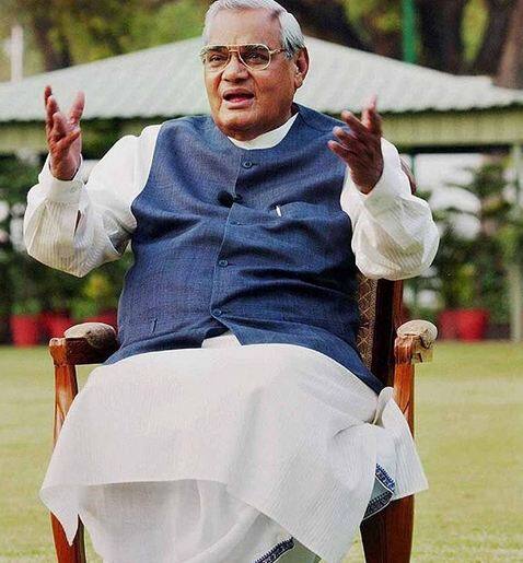 पूनम पांडे लिखती हैं- युगपुरुष, युगद्रष्टा, भारत रत्न श्री अटल बिहारी वाजपेयी जी को अश्रुपूर्ण श्रद्धांजलि