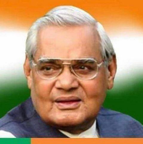 रवीना टंडन लिखती हैं कि अटल जी महानता की विरासत को छोड़कर गए हैं. श्री अटल बिहारी वाजपेयी जी के दुखद निधन पर मेरी गहरी संवेदना हैं. उनकी आत्मा को शांति मिले. ओमशांति.