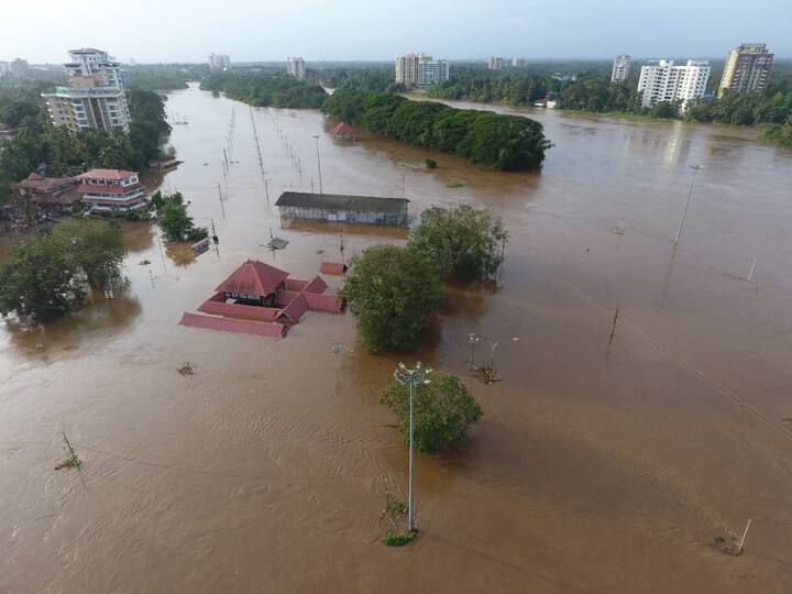 केरल में बारिश की वजह से हाहाकार मचा हुआ है. यहां कुदरत ने ऐसा कहर बरपाया है कि अब तक 173 से अधिक लोगों की मौत हो चुकी है. इतना ही नहीं इस राज्य के अस्पतालों में ऑक्सीजन की कमी और पेट्रोल पंप में ईंधन की कमी से संकट और भी गहराता नजर आ रहा है. इस बात की जानकारी खुद अधिकारियों ने दी है.