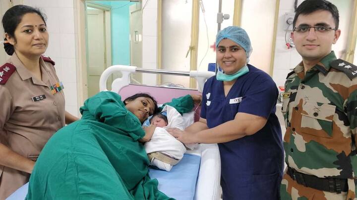 कल प्रसव पीड़ा से जूझ रही एक महिला को नौसेना के हेलीकॉप्टर में एक रस्सी के सहारे ऊपर पहुंचाया गया. अधिकारियों ने बताया कि इस दौरान महिला की एमनियोटिक थैली फट गयी थी और ऑपरेशन के लिये उसे नौसेना अस्पताल भेजा गया, जहां उसने बेटे को जन्म दिया. जच्चा और बच्चा दोनों स्वस्थ हैं.