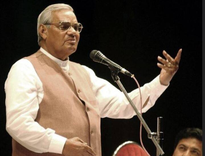 रजनीकांत लिखते हैं - मैं एक महान राजनेता श्री वाजपेयी जी के निधन को सुनकर दुखी हूं. उनकी आत्मा को शांति मिले.     .