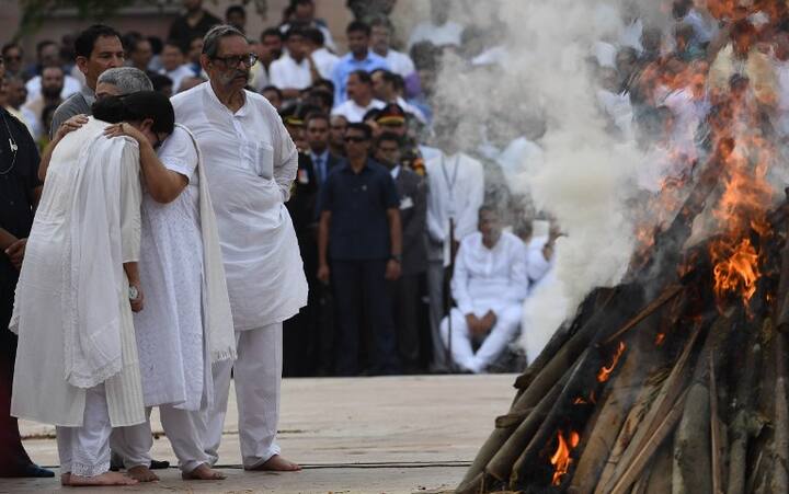 मुखाग्नि देने के बाद नमिता और निहारिका के आंसू रुके नहीं. ये दोनों यहां एक दूसरे को पकड़कर रो पड़ीं.
