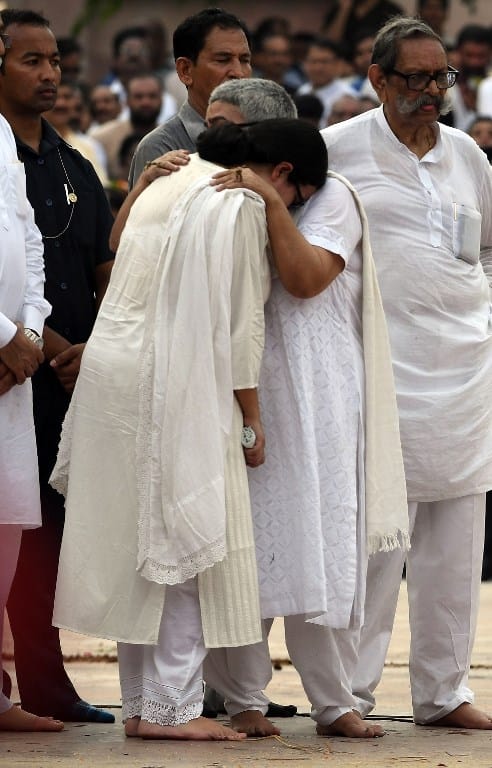 बता दें कि निहारिका के साथ वाजपेयी का बहुत लगाव था. यहां निहारिका बहुत भावुक दिखीं.