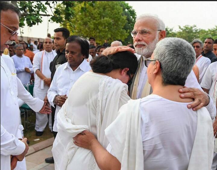 अंतिम संस्कार के बाद पीएम मोदी ने खुद जाकर नमिता और निहारिका को ढाढस बधाया.