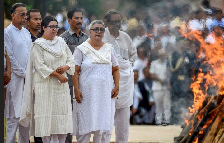 आज अंतिम संस्कार के समय सभी लोगों ने उन्हें नम आंखों से श्रद्धांजलि दी.